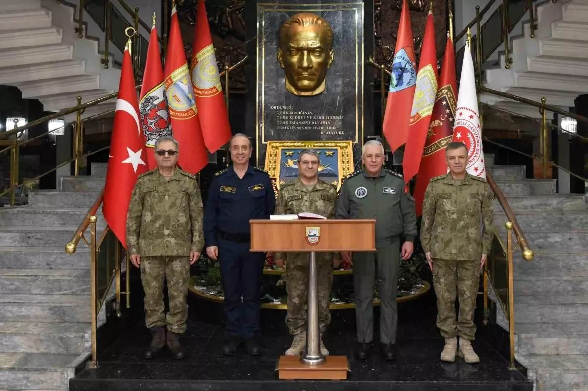 Genelkurmay Başkanı Bayraktaroğlu, Erzincan'da 3'üncü Ordu Komutanlığını Ziyaret Etti