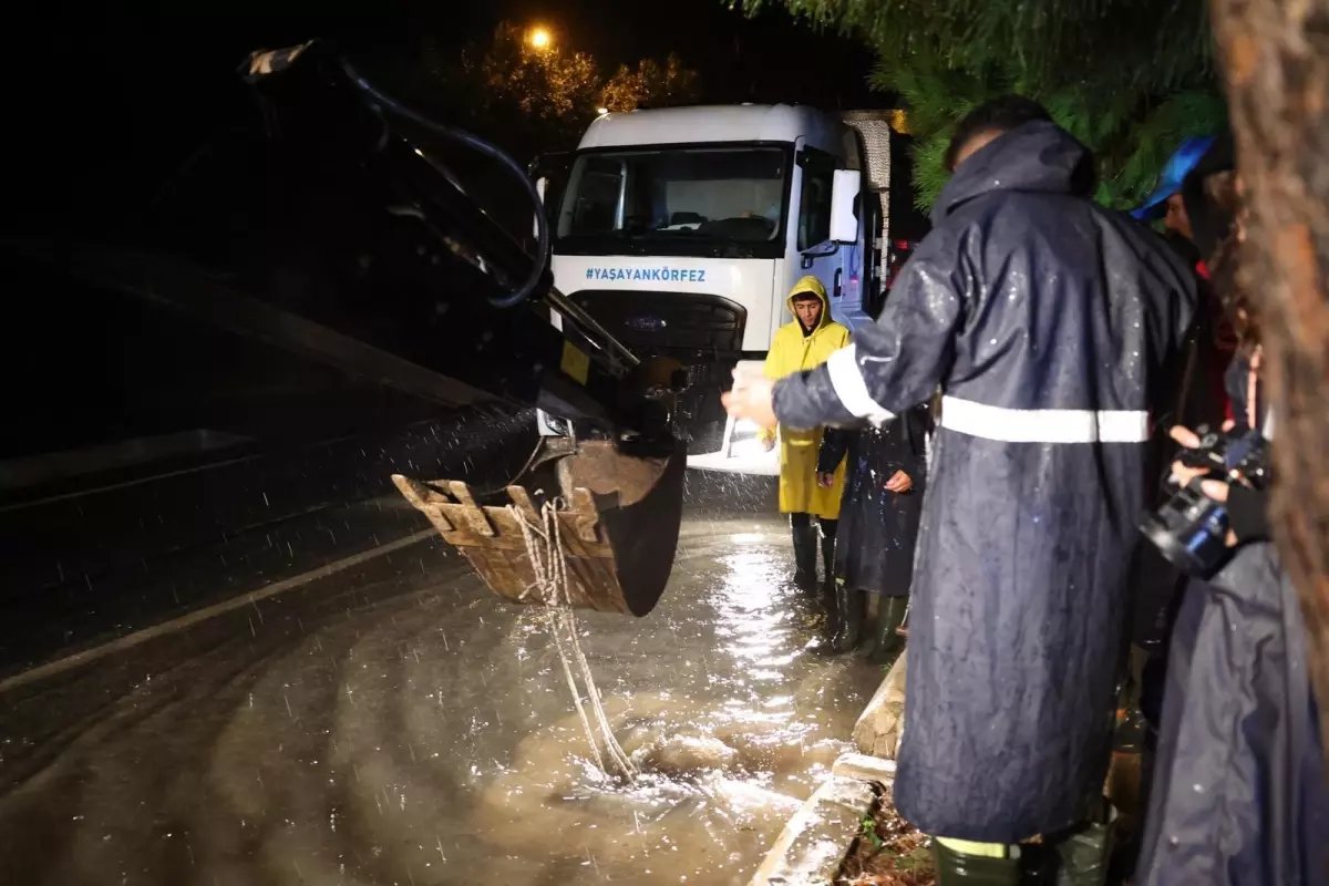 Çeşme'de Kuvvetli Sağanak Yağış Hayatı Olumsuz Etkiledi