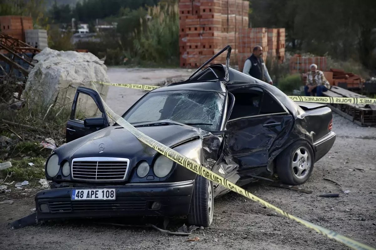 Seydikemer'de Park Halindeki Araca Çarpan Sürücü Hayatını Kaybetti