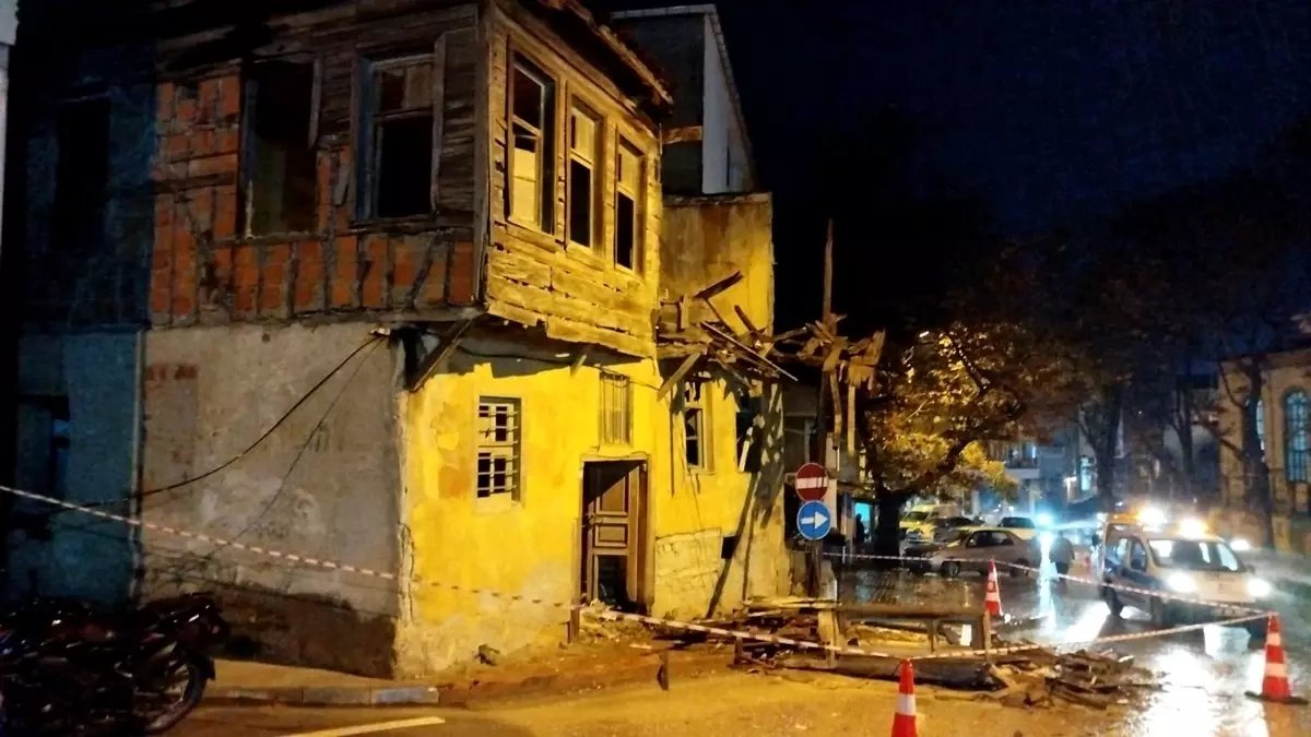 Çanakkale'de Metruk Bina Şiddetli Yağışla Yıkıldı