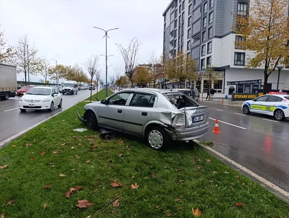 Çerkezköy'de Otomobil ve Pikap Çarpıştı: 3 Yaralı