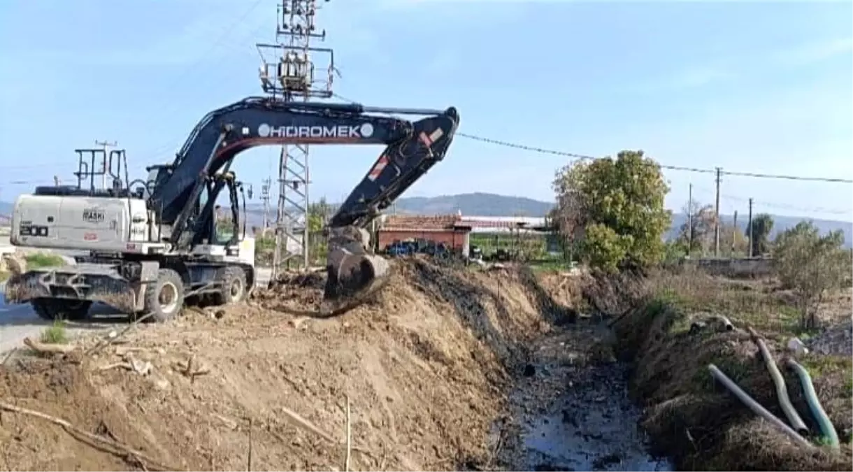 MASKİ'den Gölmarmara'da Dere Temizlik Çalışmaları
