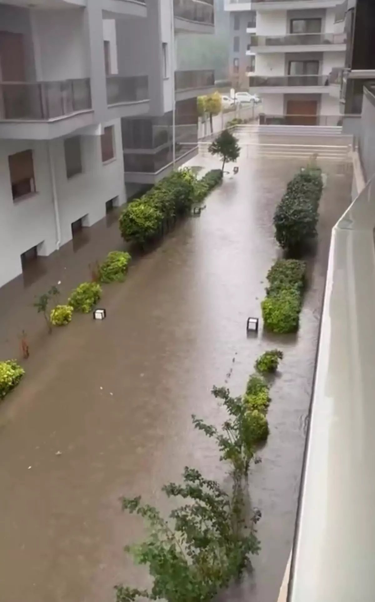 Muğla Menteşe'de Sağanak Yağış Caddeleri Göle Döndürdü