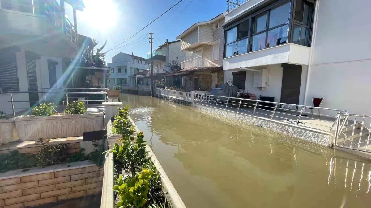İzmir'de Sağanak Yağışlar, Foça'da Su Baskınlarına Neden Oldu