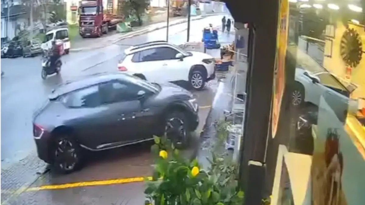 Cip Dükkanın Camını Kırarak İçeri Girdi, Müşteri Devrilen Raflardan Kurtuldu