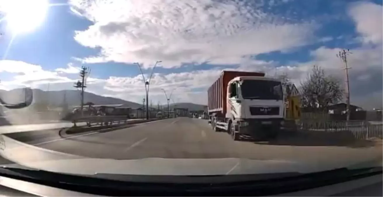 Bursa'da Ters Şeritte Hız Yapan Kamyonun Tehlikeli Yolculuğu Kamerada