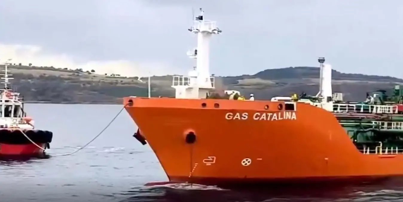 Çanakkale Boğazı'nda LPG Yüklü Tanker Makine Arızası Yüzünden Demirledi