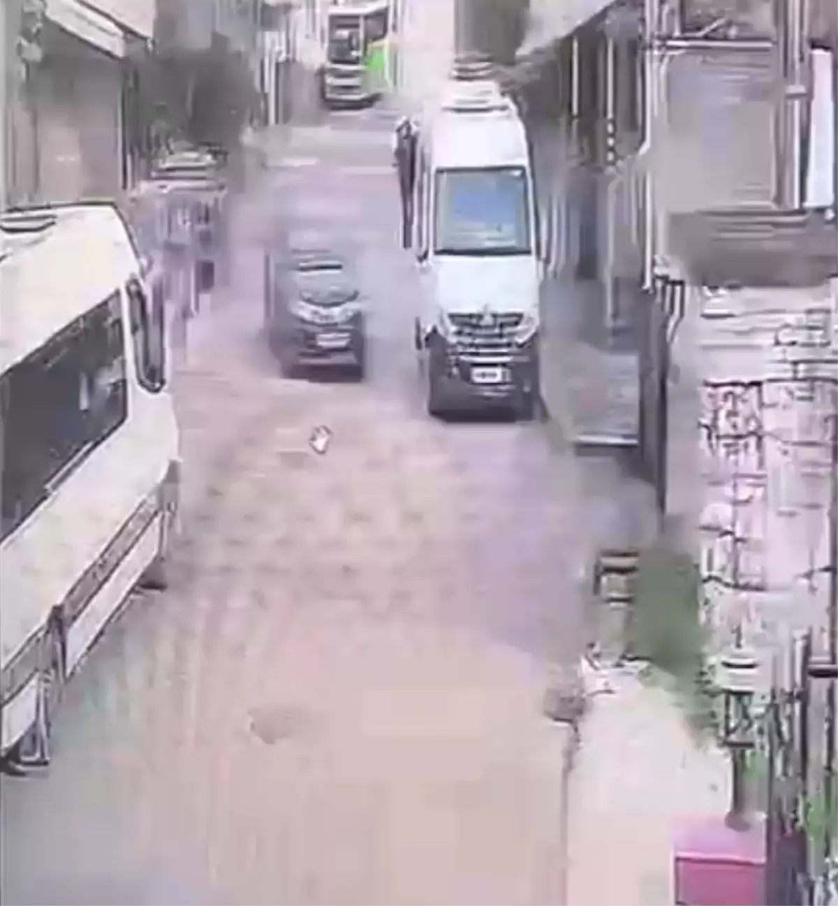 Freni çekilmeyen otomobil duvara çarptı