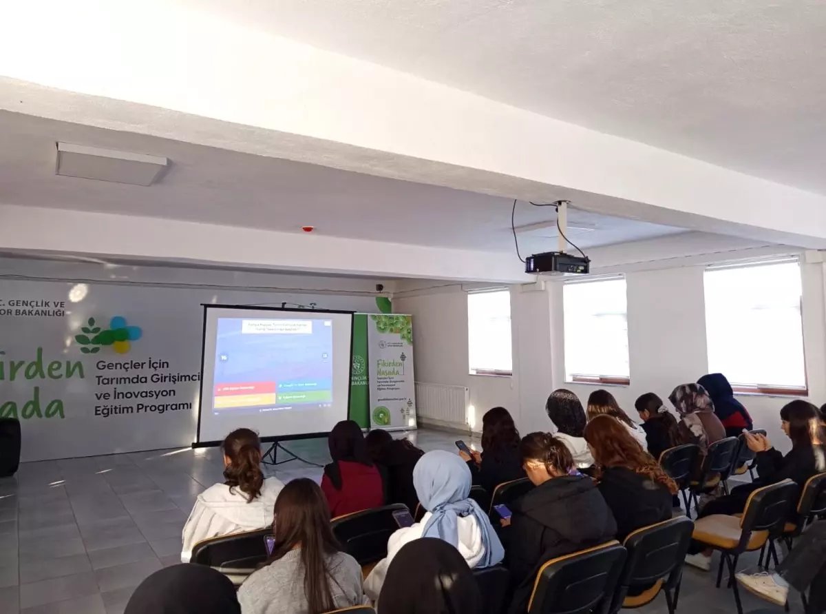 Karapınar Gençleri Tarım Kampı'nda Bir Araya Geldi