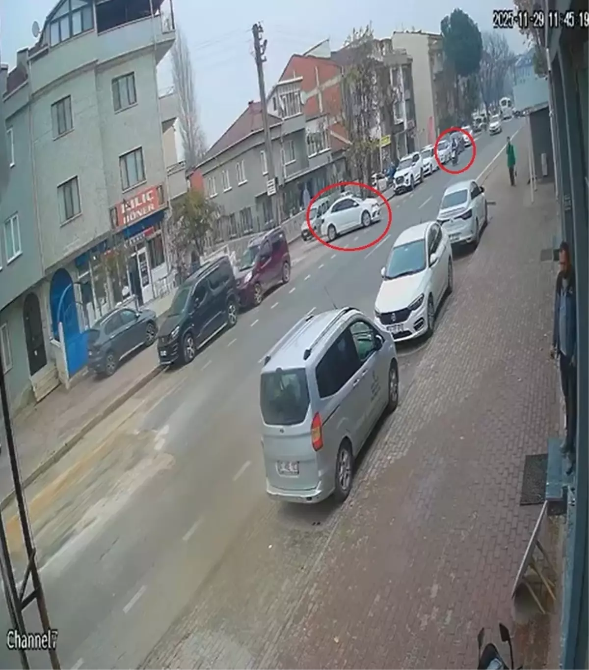 İnegöl'de Motosiklet Kazası: Ana Sokaktan Çıkan Otomobile Çarpmamak İçin Fren Yapan Sürücü Yaralandı