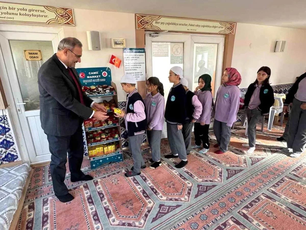 Minik Öğrenciler Cami Market'i Ziyaret Etti