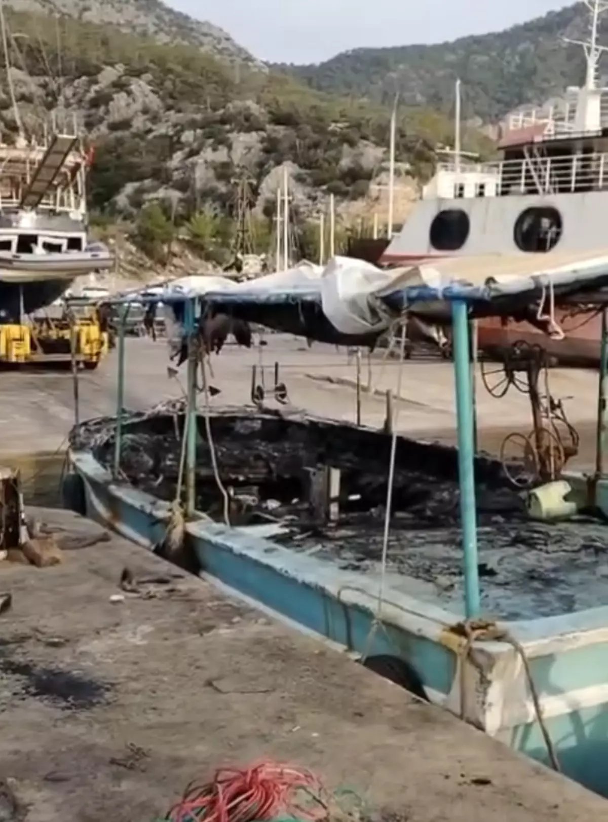 Antalya'da Yıldırım Düşen Tekneyle Yangın Çıktı: 3 Tekne Kullanılamaz Hale Geldi