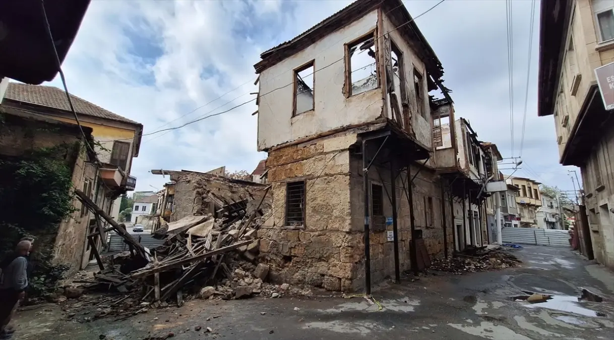 Mersin'de daha önce yangında hasar gören metruk evin bir bölümü çöktü