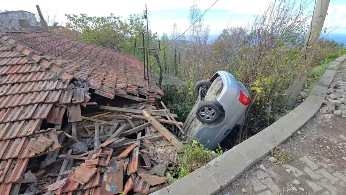 Zonguldak'ta Otomobil Ev Çatısına Uçtu, 3 Kişi Yaralanmadı