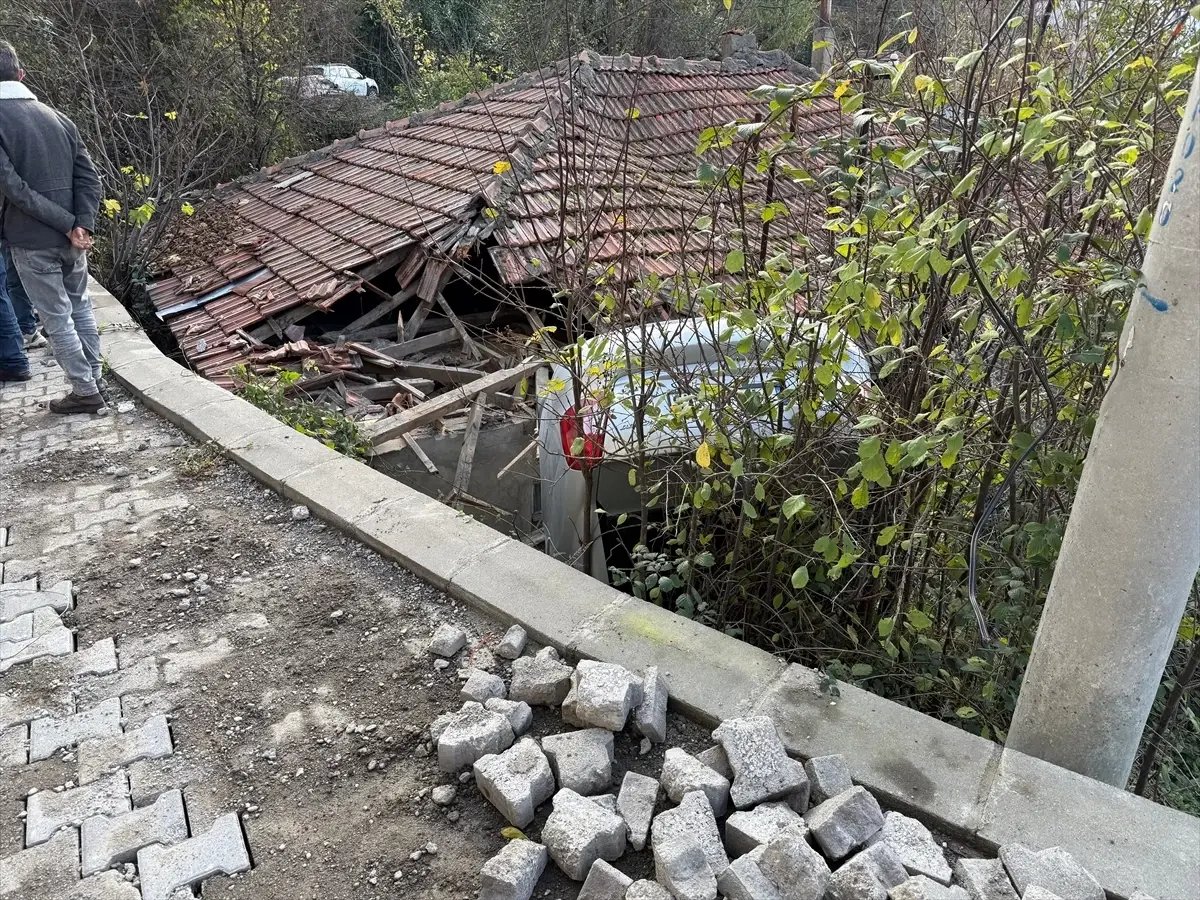 Zonguldak'ta Kontrolden Çıkan Otomobil Eve Düştü