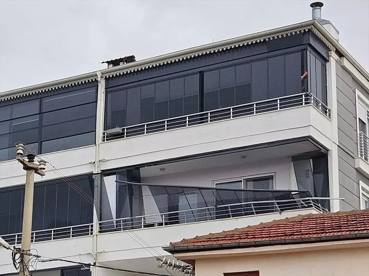 Mersin Bozyazı'da Şiddetli Rüzgar Çatılara Zarar Verdi