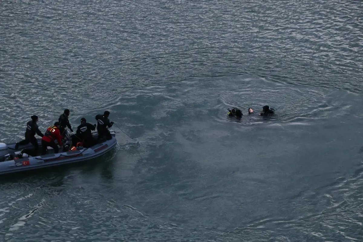 Van'da Baraj Gölü'ne Düşen Otomobil Kazasında 3 Kişi Hayatını Kaybetti