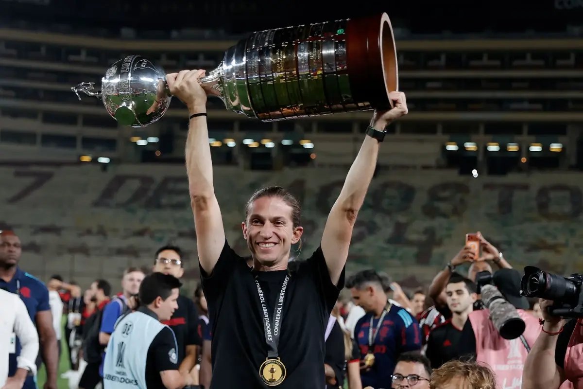 Filipe Luis, 1.5 yıl önce başladığı teknik direktörlük kariyerinde 5. kupasını kazandı