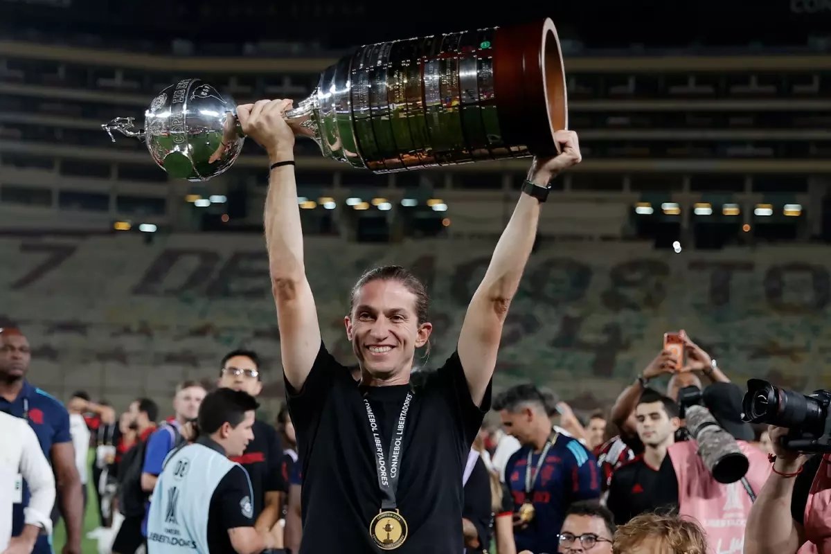 Filipe Luis, 1.5 yıl önce başladığı teknik direktörlük kariyerinde şimdiden kazandığı kupa sayısıyla dikkat çekti