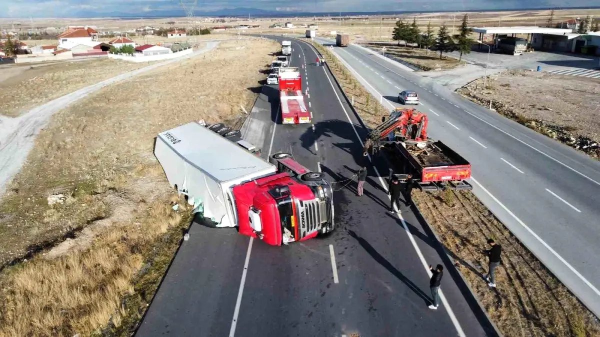 Afyonkarahisar'da Tır Devrildi, 20 Ton Meyve Ziyan Oldu