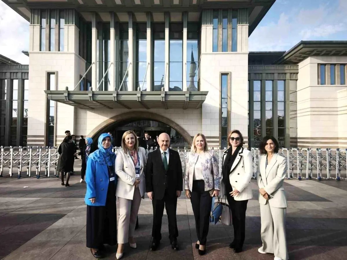 11. Türk Tıp Dünyası Kurultayı'nda Prof. Dr. Meral Kekeçoğlu'na Teşekkür Belgesi