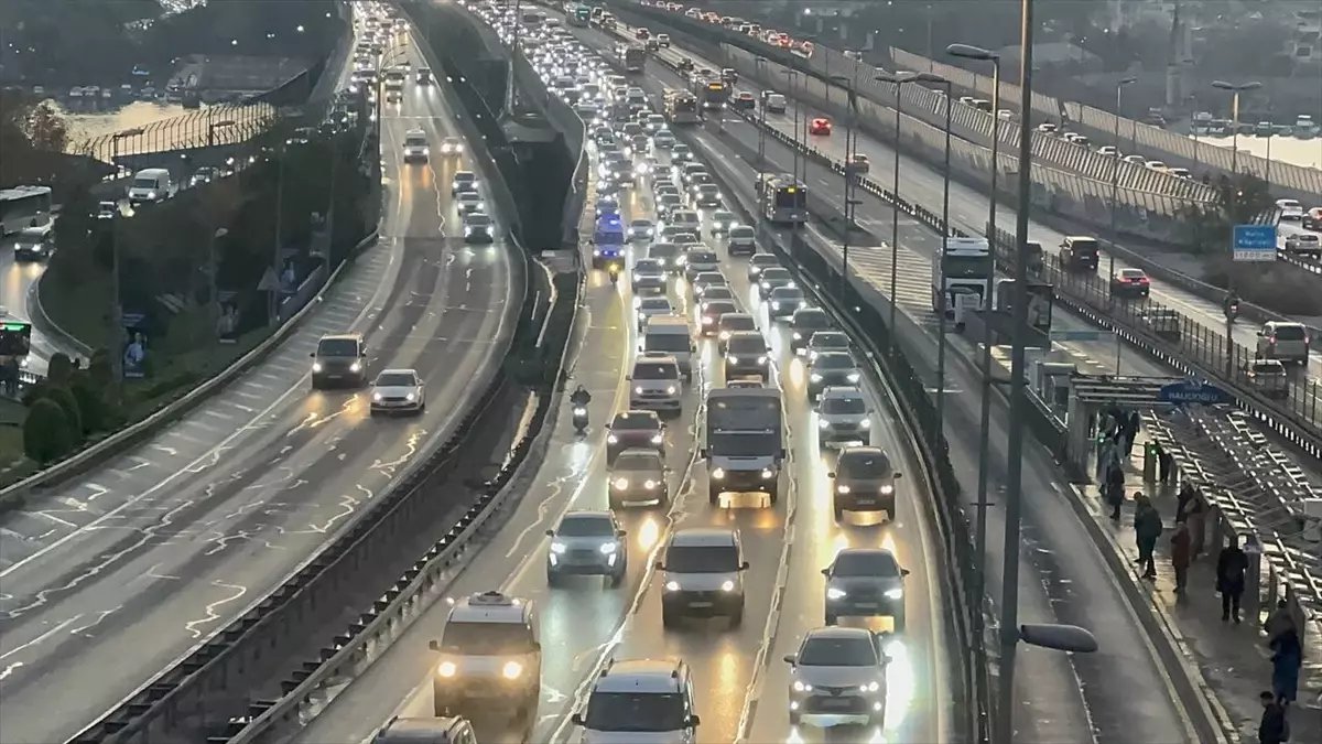 İstanbul'da akşam saatlerinde trafik yoğunluğu yüzde 85'e çıktı