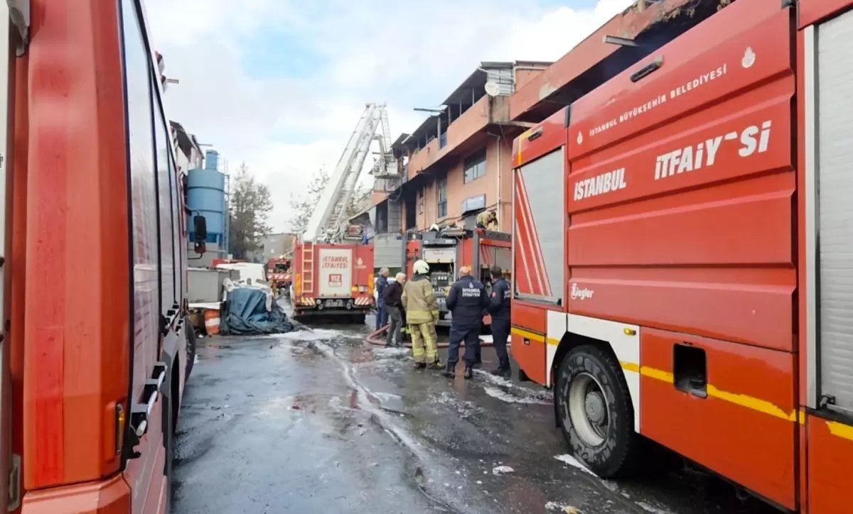 İstanbul'da Plastik İmalathanesinde Yangın Çıktı