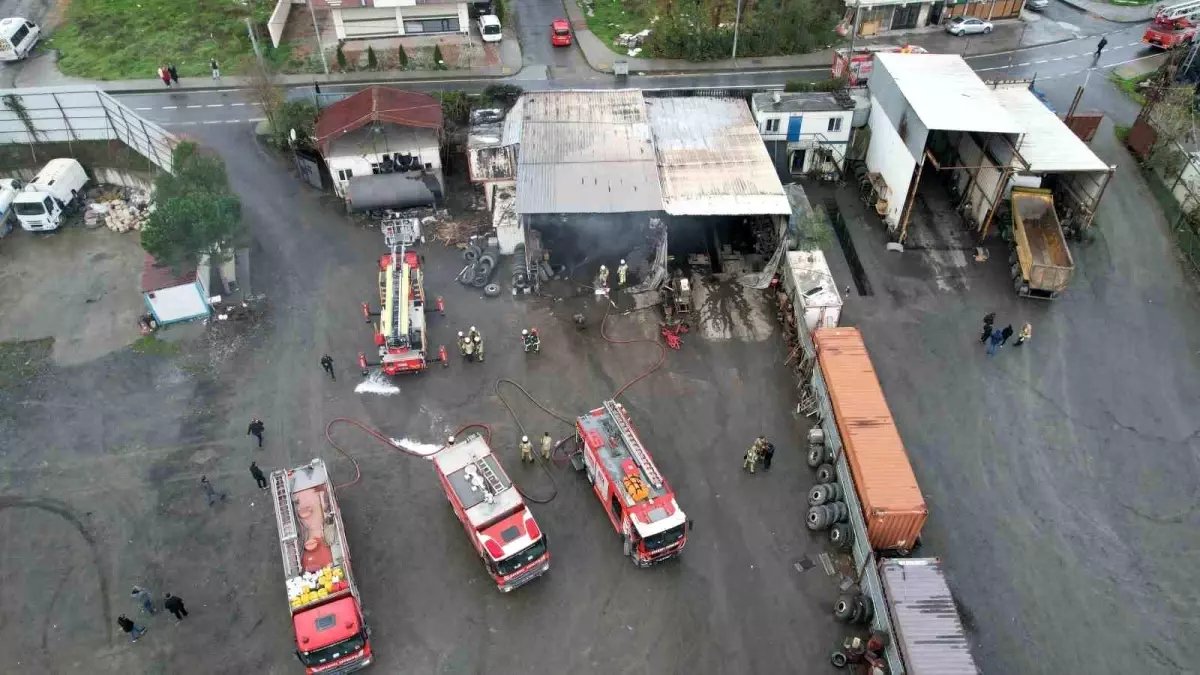 Arnavutköy'de Tır Tamirhanesinde Yangın Çıktı