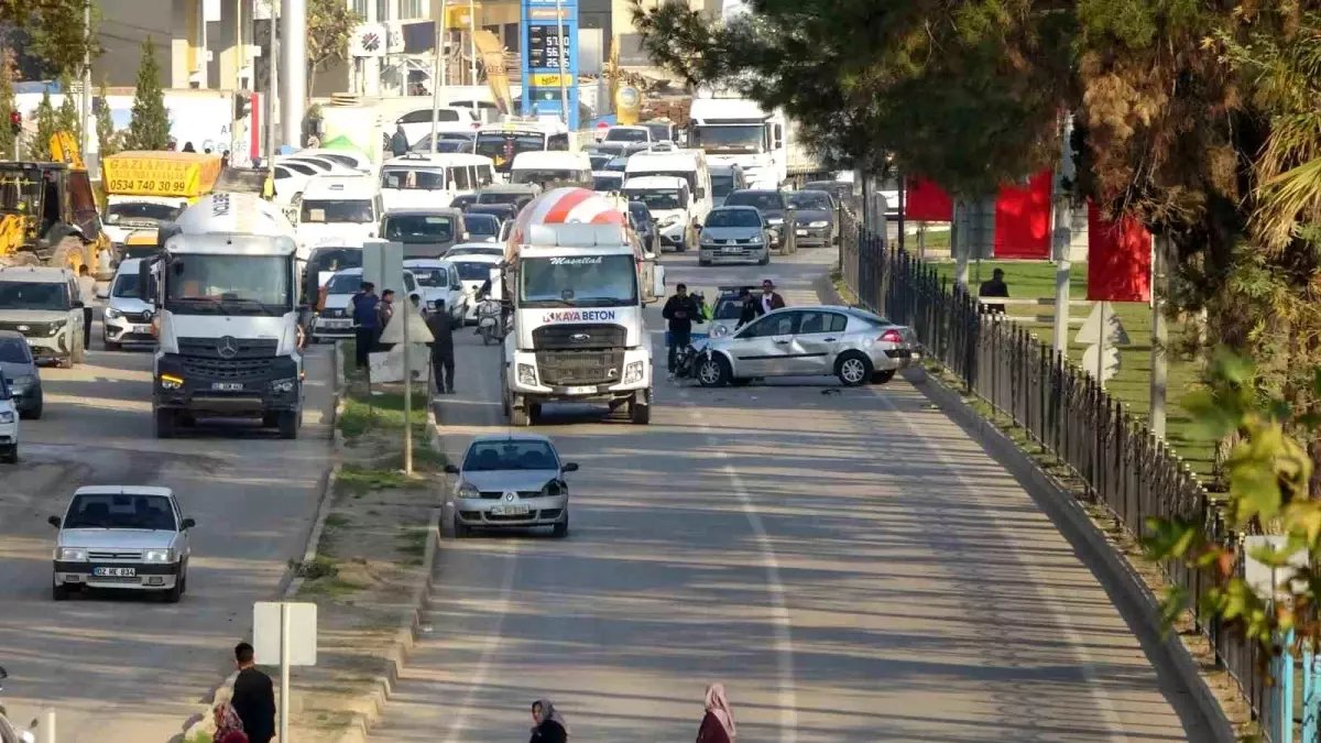 Adıyaman'da Çarpışan Araçlar Trafiği Durdurdu