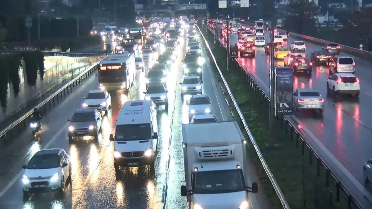 İstanbul'da Yağışla Birleşen Trafik Yoğunluğu Yüzde 78'e Ulaştı