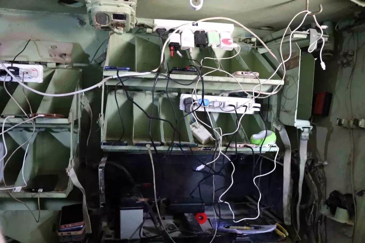 Gazze'de Gençten Yaratıcı Çözüm: Terk Edilmiş Zırhlı Araç Güneş Enerjisiyle Telefon Şarj İstasyonu Oluyor