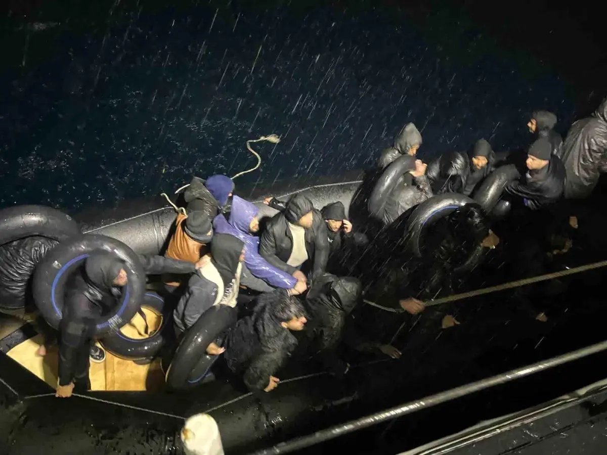 İzmir'de Düzensiz Göçmenler Lastik Botla Kurtarıldı