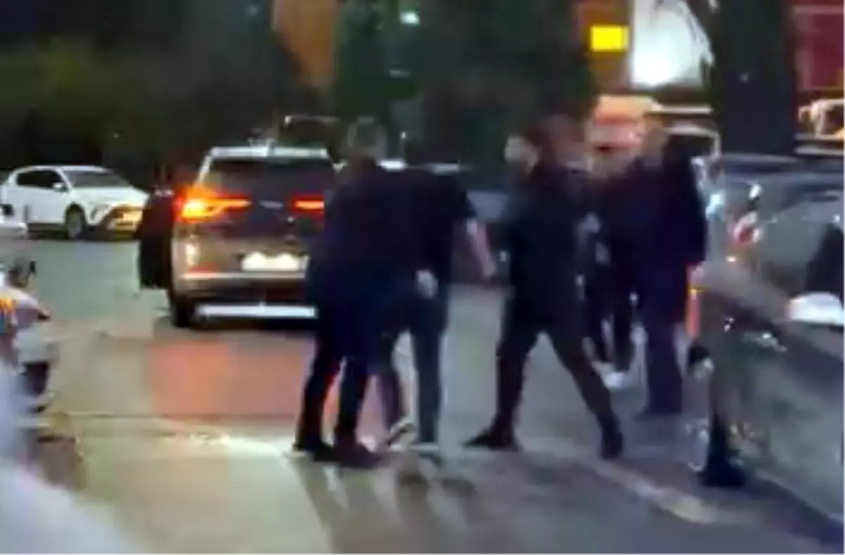 Beylikdüzü'nde Otoparkta Yumruklu Kavga