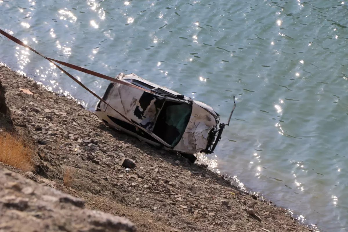 Zernek Baraj Gölü'nden Otomobil Çıkarıldı