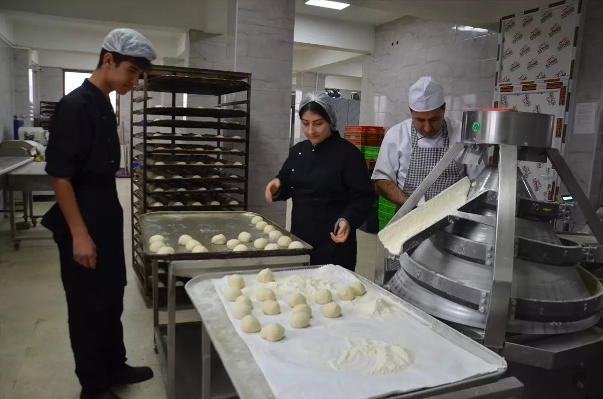 Muş'ta Öğrenciler Ekmek Üreterek Meslek Ediniyor