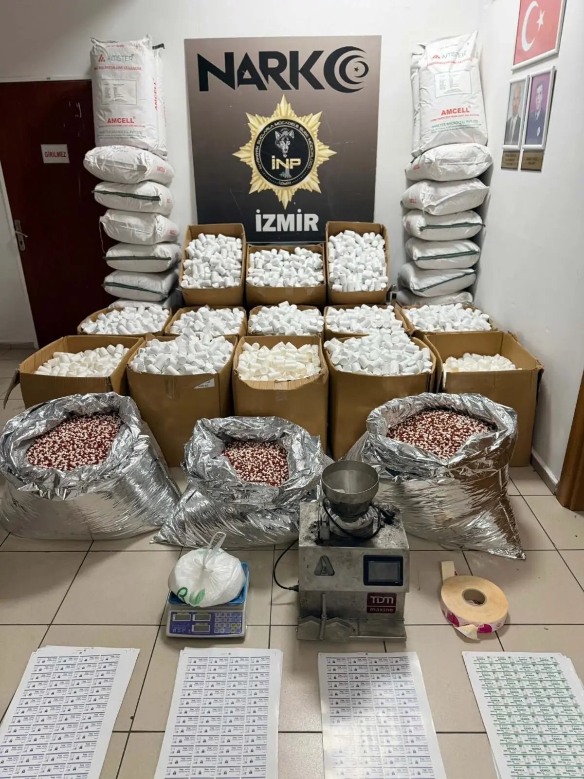 İzmir'de 2.3 Milyon Sentetik Hap Ele Geçirildi
