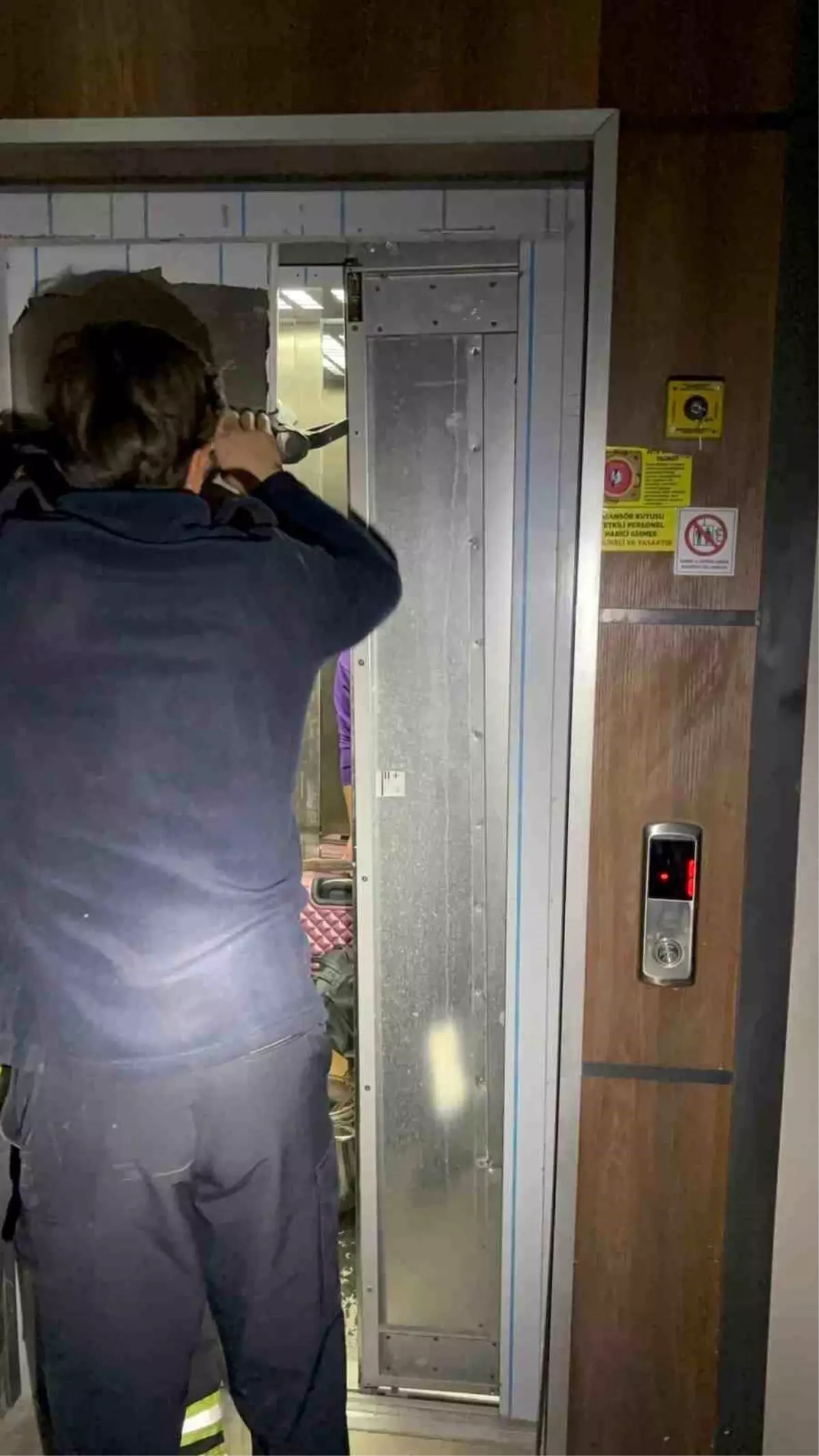 İskenderun'da Arızalı Asansörde Mahsur Kalanlar İtfaiye Tarafından Kurtarıldı