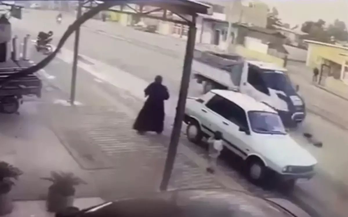 Yolun karşısına koşarken kamyonetin çarptığı çocuk ağır yaralandı; kaza anı kamerada