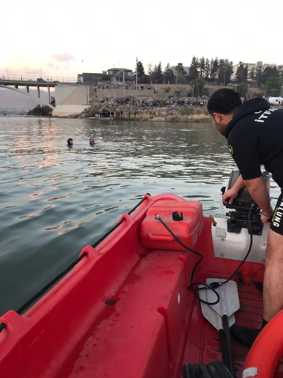 Terliğini almak isterken Dicle Nehri'ne düşen Ahmet'i arama çalışması başlatıldı