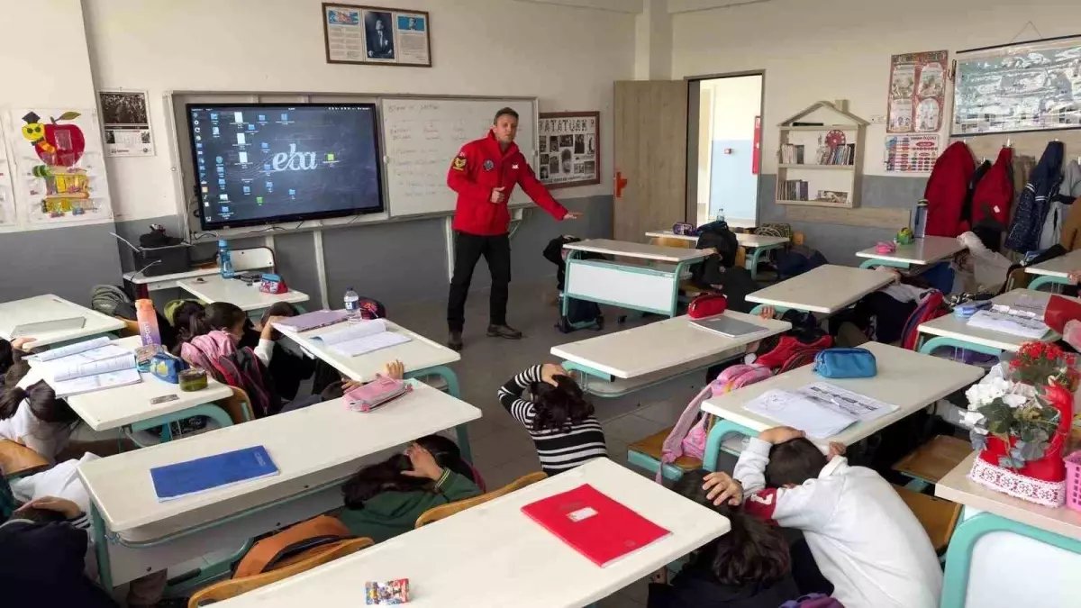 JAK'tan öğrencilere "Deprem farkındalık eğitimi"