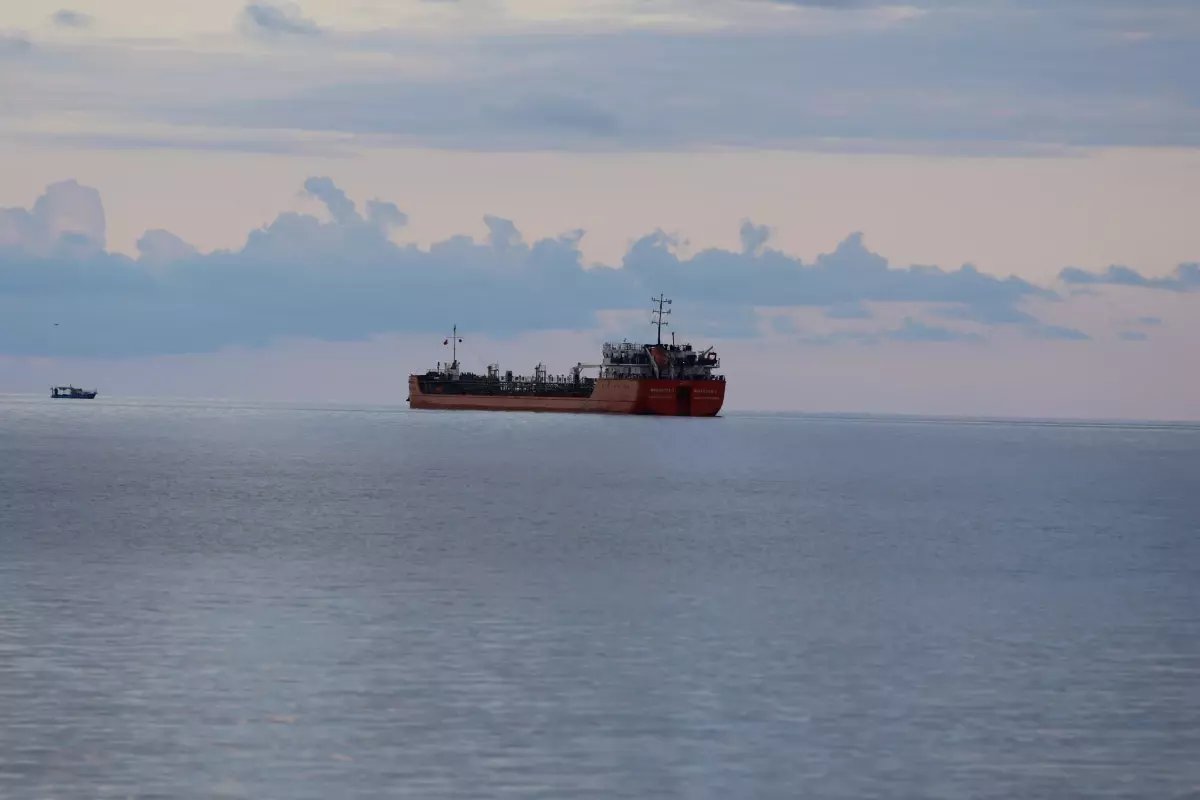 Saldırıya uğrayan 'MIDVOLGA-2' isimli gemi Sinop açıklarında bekliyor