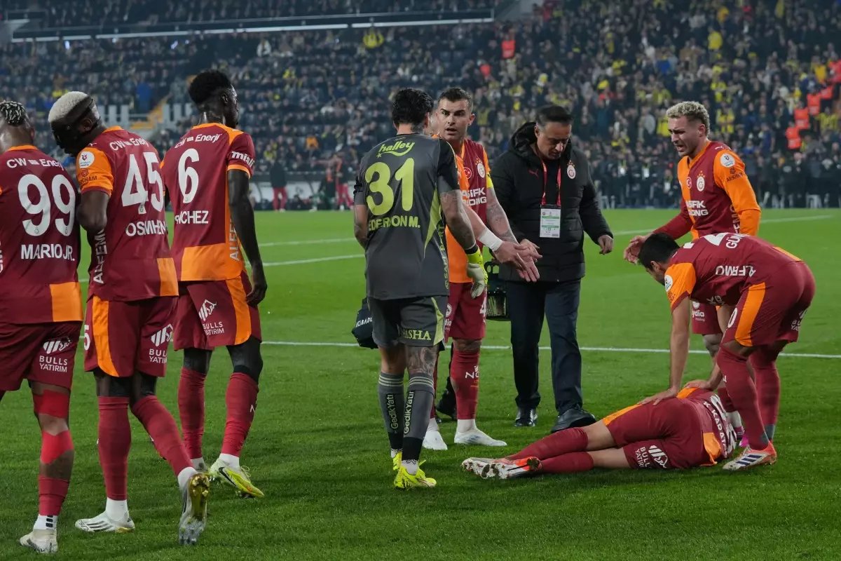 Fenerbahçe-Galatasaray Maçında Çakmakla Yaralanma Olayı: Taraftar Gözaltına Alındı