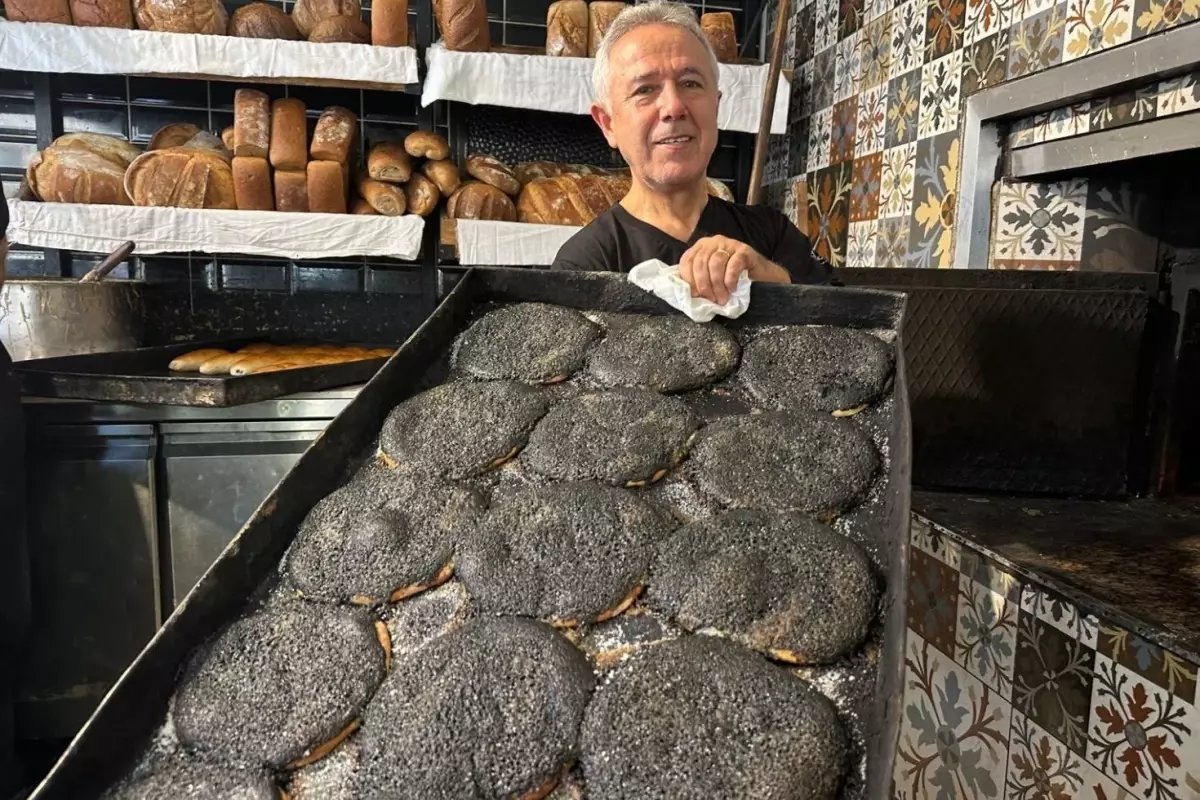 Bursa'da Tarihi Fırın Peru'dan İthal Ettiği Siyah Susamla Tahinli Pide Üretti