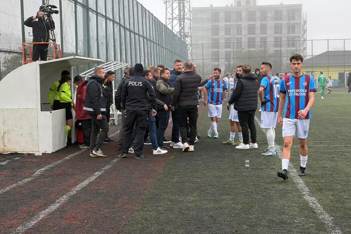 Süper Amatör Lig'de saha karıştı: 5 kırmızı kart çıktı, hakem maçı erteledi