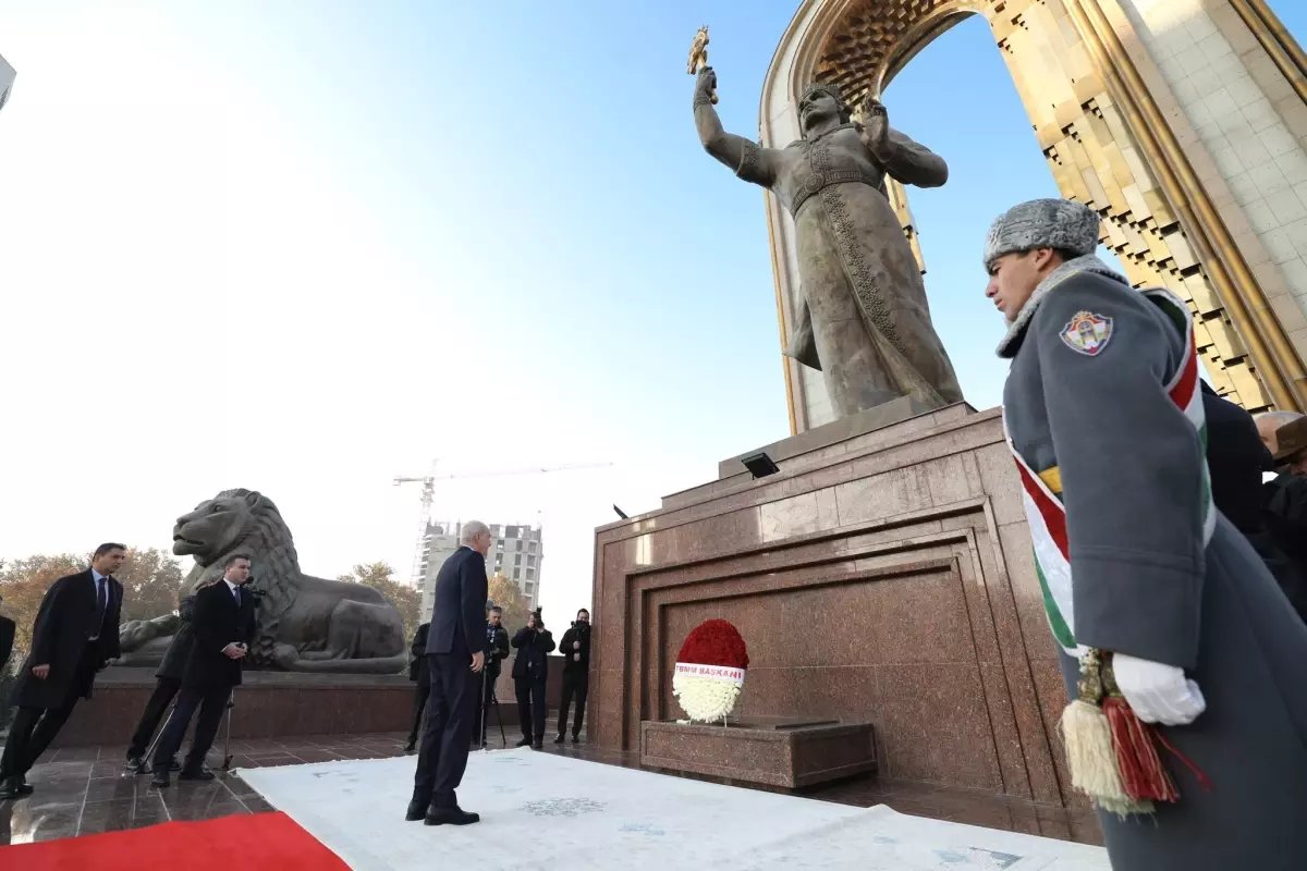 TBMM Başkanı Numan Kurtulmuş Tacikistan'da İsmail Somoni Anıtı'na Çelenk Bıraktı