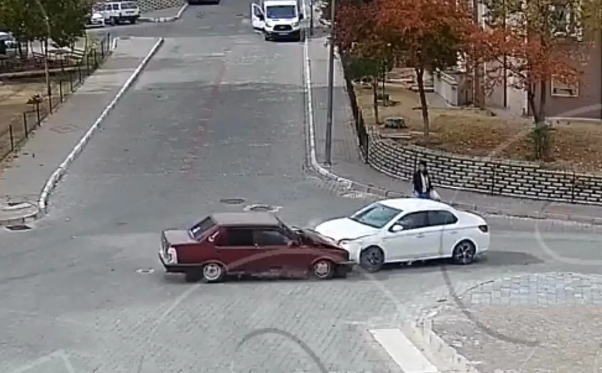 Nevşehir'de Trafik Kazası: İki Otomobil Kafa Kafaya Çarpıştı