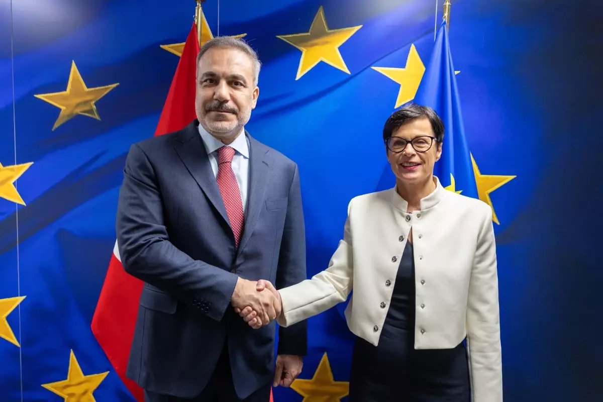 Dışişleri Bakanı Hakan Fidan, Belçika'da AB Komiseri Kos ile görüştü