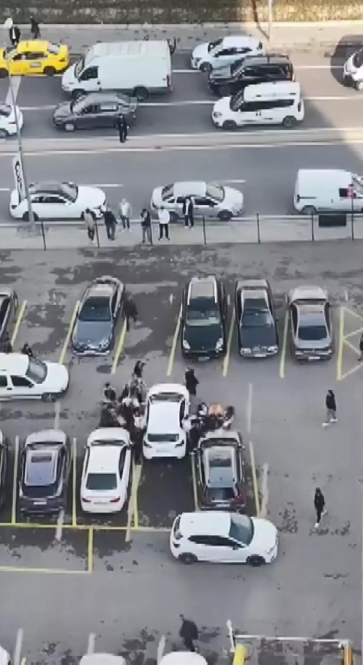 Anadolu Adliyesi bahçesinde duruşma sonrası tekmeli yumruklu kavga