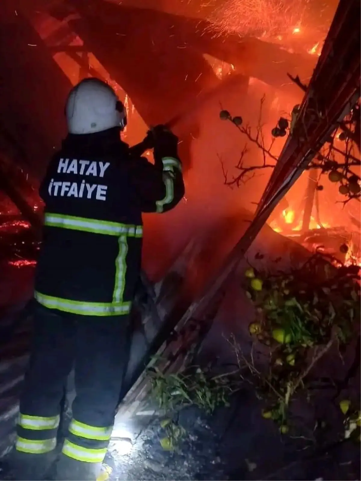 Hatay'da Barakada Yangın: İtfaiye Ekipleri Yangını Söndürdü