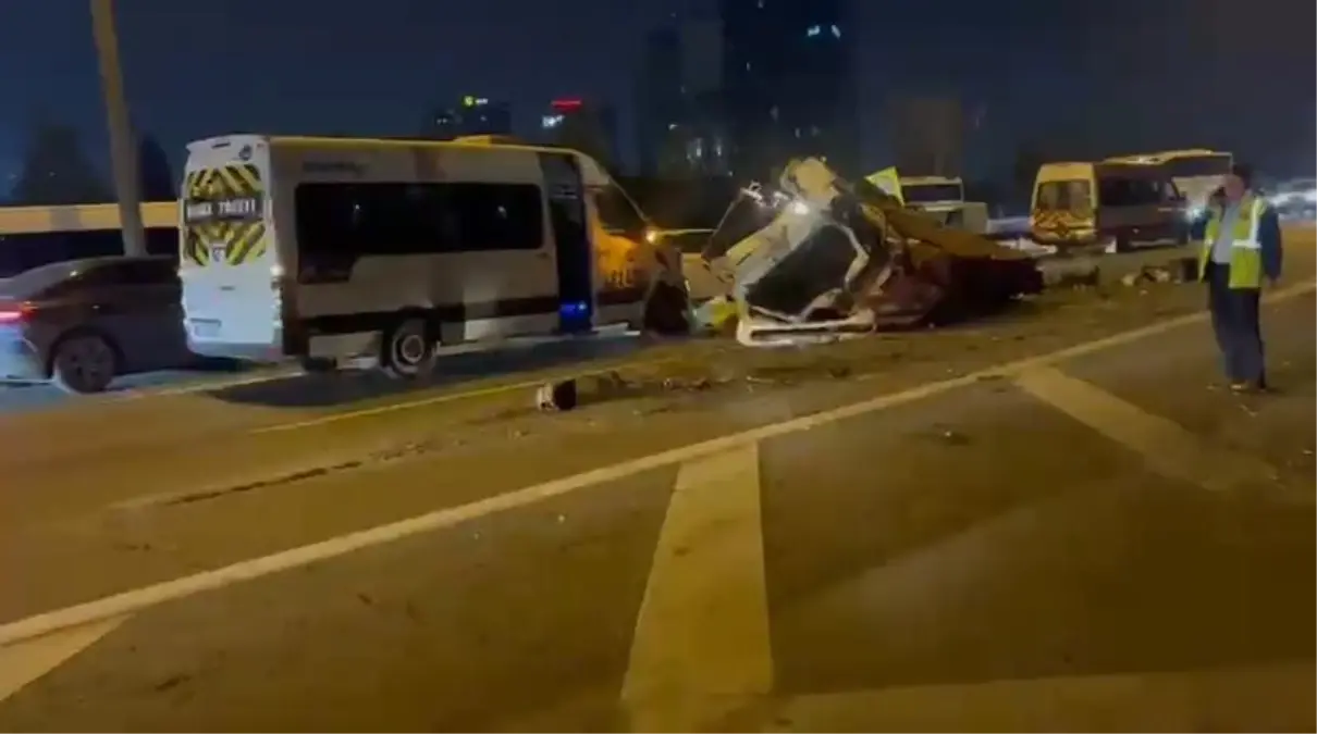 Bağcılar TEM Otoyolu'nda zincirleme kaza; trafik yoğunluğu oluştu -1